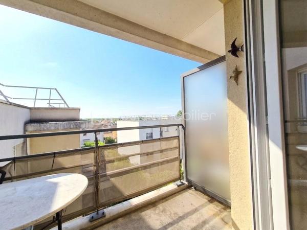 Découvrez ce beau F2 au 2èm étage avec ascenseur dans une résidence fermée et sécurisée de 2008. Il se compose d'une entrée, d'une belle pièce de vie de 25,60 M2 avec un accès au balcon situé au calme du coté de la cour, la cuisine est aménagée et entièrement équipée ( four, plaque, hotte, frigo, lave-vaisselle ). Dans l'espace nuit se trouve une chambre avec dressing ,buanderie et salle d'eau et d'un WC séparé. A ceci s'ajoute une place de parking au sous sol.