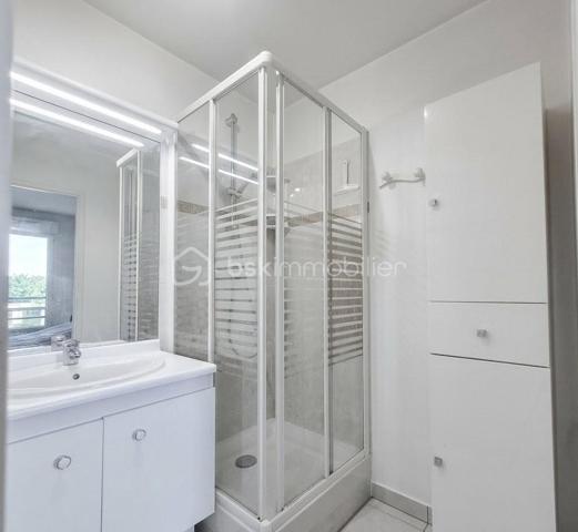 Découvrez ce beau F2 au 2èm étage avec ascenseur dans une résidence fermée et sécurisée de 2008. Il se compose d'une entrée, d'une belle pièce de vie de 25,60 M2 avec un accès au balcon situé au calme du coté de la cour, la cuisine est aménagée et entièrement équipée ( four, plaque, hotte, frigo, lave-vaisselle ). Dans l'espace nuit se trouve une chambre avec dressing ,buanderie et salle d'eau et d'un WC séparé. A ceci s'ajoute une place de parking au sous sol.