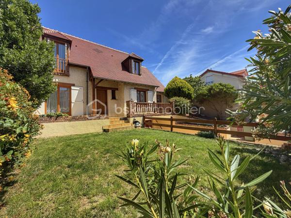 Villeneuve-le-Roi – Maison familiale d’environ 151 m² habitables avec piscine et sous-sol total, située dans un quartier résidentiel recherché.

Découvrez cette charmante maison aux beaux volumes, complétée par un appartement 2 pièces indépendant attenant.

Dès l’entrée, vous serez séduit par une vaste pièce de vie en L comprenant un séjour avec cheminée, un espace salle à manger et une cuisine ouverte. L’ensemble bénéficie d’un accès direct au jardin et à la terrasse.

Toujours au rez-de-chaussée, vous trouverez une chambre avec salle d’eau et WC.

À l’étage, l’espace nuit se compose de trois belles chambres, d’une salle de bains équipée d’une baignoire balnéo ainsi que d’un WC indépendant.

Atout supplémentaire de cette propriété : un appartement 2 pièces avec accès indépendant depuis l’extérieur, tout en restant communicant avec la maison principale. Il comprend une pièce de vie avec les arrivées nécessaires à l’installation d’une cuisine, ainsi qu’à l’étage une chambre en mezzanine et une salle d’eau avec WC.

Cet espace est idéal pour une profession libérale, le télétravail, l’accueil d’une fille au pair ou encore un projet locatif de type Airbnb.

À l’extérieur, profitez d’une piscine chauffée et d’un agréable jardin, parfaits pour vos futurs dimanches ensoleillés en famille ou entre amis.

Le sous-sol total constitue un véritable atout supplémentaire. Il comprend un garage pouvant accueillir deux véhicules, une chaufferie, une buanderie ainsi qu'une cave offrant de nombreux espaces de rangement.

À seulement 11 minutes à pied du RER C et 3 minutes des écoles.

Une maison aux multiples possibilités, alliant confort, espace et praticité.