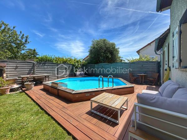 Villeneuve-le-Roi – Maison familiale d’environ 151 m² habitables avec piscine et sous-sol total, située dans un quartier résidentiel recherché.

Découvrez cette charmante maison aux beaux volumes, complétée par un appartement 2 pièces indépendant attenant.

Dès l’entrée, vous serez séduit par une vaste pièce de vie en L comprenant un séjour avec cheminée, un espace salle à manger et une cuisine ouverte. L’ensemble bénéficie d’un accès direct au jardin et à la terrasse.

Toujours au rez-de-chaussée, vous trouverez une chambre avec salle d’eau et WC.

À l’étage, l’espace nuit se compose de trois belles chambres, d’une salle de bains équipée d’une baignoire balnéo ainsi que d’un WC indépendant.

Atout supplémentaire de cette propriété : un appartement 2 pièces avec accès indépendant depuis l’extérieur, tout en restant communicant avec la maison principale. Il comprend une pièce de vie avec les arrivées nécessaires à l’installation d’une cuisine, ainsi qu’à l’étage une chambre en mezzanine et une salle d’eau avec WC.

Cet espace est idéal pour une profession libérale, le télétravail, l’accueil d’une fille au pair ou encore un projet locatif de type Airbnb.

À l’extérieur, profitez d’une piscine chauffée et d’un agréable jardin, parfaits pour vos futurs dimanches ensoleillés en famille ou entre amis.

Le sous-sol total constitue un véritable atout supplémentaire. Il comprend un garage pouvant accueillir deux véhicules, une chaufferie, une buanderie ainsi qu'une cave offrant de nombreux espaces de rangement.

À seulement 11 minutes à pied du RER C et 3 minutes des écoles.

Une maison aux multiples possibilités, alliant confort, espace et praticité.