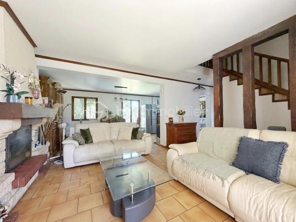 Villeneuve-le-Roi – Maison familiale d’environ 151 m² habitables avec piscine et sous-sol total, située dans un quartier résidentiel recherché.

Découvrez cette charmante maison aux beaux volumes, complétée par un appartement 2 pièces indépendant attenant.

Dès l’entrée, vous serez séduit par une vaste pièce de vie en L comprenant un séjour avec cheminée, un espace salle à manger et une cuisine ouverte. L’ensemble bénéficie d’un accès direct au jardin et à la terrasse.

Toujours au rez-de-chaussée, vous trouverez une chambre avec salle d’eau et WC.

À l’étage, l’espace nuit se compose de trois belles chambres, d’une salle de bains équipée d’une baignoire balnéo ainsi que d’un WC indépendant.

Atout supplémentaire de cette propriété : un appartement 2 pièces avec accès indépendant depuis l’extérieur, tout en restant communicant avec la maison principale. Il comprend une pièce de vie avec les arrivées nécessaires à l’installation d’une cuisine, ainsi qu’à l’étage une chambre en mezzanine et une salle d’eau avec WC.

Cet espace est idéal pour une profession libérale, le télétravail, l’accueil d’une fille au pair ou encore un projet locatif de type Airbnb.

À l’extérieur, profitez d’une piscine chauffée et d’un agréable jardin, parfaits pour vos futurs dimanches ensoleillés en famille ou entre amis.

Le sous-sol total constitue un véritable atout supplémentaire. Il comprend un garage pouvant accueillir deux véhicules, une chaufferie, une buanderie ainsi qu'une cave offrant de nombreux espaces de rangement.

À seulement 11 minutes à pied du RER C et 3 minutes des écoles.

Une maison aux multiples possibilités, alliant confort, espace et praticité.