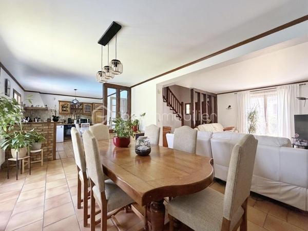 Villeneuve-le-Roi – Maison familiale d’environ 151 m² habitables avec piscine et sous-sol total, située dans un quartier résidentiel recherché.

Découvrez cette charmante maison aux beaux volumes, complétée par un appartement 2 pièces indépendant attenant.

Dès l’entrée, vous serez séduit par une vaste pièce de vie en L comprenant un séjour avec cheminée, un espace salle à manger et une cuisine ouverte. L’ensemble bénéficie d’un accès direct au jardin et à la terrasse.

Toujours au rez-de-chaussée, vous trouverez une chambre avec salle d’eau et WC.

À l’étage, l’espace nuit se compose de trois belles chambres, d’une salle de bains équipée d’une baignoire balnéo ainsi que d’un WC indépendant.

Atout supplémentaire de cette propriété : un appartement 2 pièces avec accès indépendant depuis l’extérieur, tout en restant communicant avec la maison principale. Il comprend une pièce de vie avec les arrivées nécessaires à l’installation d’une cuisine, ainsi qu’à l’étage une chambre en mezzanine et une salle d’eau avec WC.

Cet espace est idéal pour une profession libérale, le télétravail, l’accueil d’une fille au pair ou encore un projet locatif de type Airbnb.

À l’extérieur, profitez d’une piscine chauffée et d’un agréable jardin, parfaits pour vos futurs dimanches ensoleillés en famille ou entre amis.

Le sous-sol total constitue un véritable atout supplémentaire. Il comprend un garage pouvant accueillir deux véhicules, une chaufferie, une buanderie ainsi qu'une cave offrant de nombreux espaces de rangement.

À seulement 11 minutes à pied du RER C et 3 minutes des écoles.

Une maison aux multiples possibilités, alliant confort, espace et praticité.