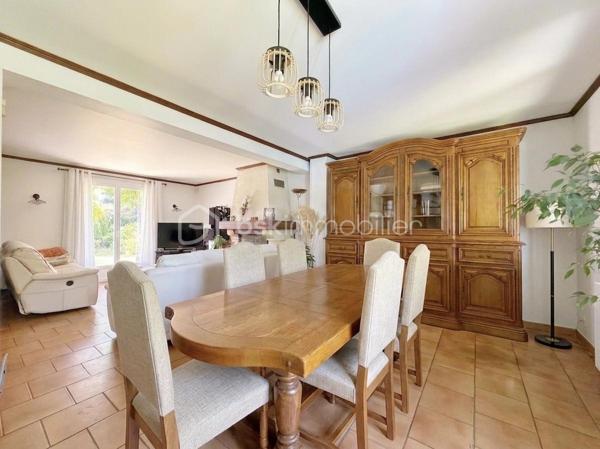 Villeneuve-le-Roi – Maison familiale d’environ 151 m² habitables avec piscine et sous-sol total, située dans un quartier résidentiel recherché.

Découvrez cette charmante maison aux beaux volumes, complétée par un appartement 2 pièces indépendant attenant.

Dès l’entrée, vous serez séduit par une vaste pièce de vie en L comprenant un séjour avec cheminée, un espace salle à manger et une cuisine ouverte. L’ensemble bénéficie d’un accès direct au jardin et à la terrasse.

Toujours au rez-de-chaussée, vous trouverez une chambre avec salle d’eau et WC.

À l’étage, l’espace nuit se compose de trois belles chambres, d’une salle de bains équipée d’une baignoire balnéo ainsi que d’un WC indépendant.

Atout supplémentaire de cette propriété : un appartement 2 pièces avec accès indépendant depuis l’extérieur, tout en restant communicant avec la maison principale. Il comprend une pièce de vie avec les arrivées nécessaires à l’installation d’une cuisine, ainsi qu’à l’étage une chambre en mezzanine et une salle d’eau avec WC.

Cet espace est idéal pour une profession libérale, le télétravail, l’accueil d’une fille au pair ou encore un projet locatif de type Airbnb.

À l’extérieur, profitez d’une piscine chauffée et d’un agréable jardin, parfaits pour vos futurs dimanches ensoleillés en famille ou entre amis.

Le sous-sol total constitue un véritable atout supplémentaire. Il comprend un garage pouvant accueillir deux véhicules, une chaufferie, une buanderie ainsi qu'une cave offrant de nombreux espaces de rangement.

À seulement 11 minutes à pied du RER C et 3 minutes des écoles.

Une maison aux multiples possibilités, alliant confort, espace et praticité.