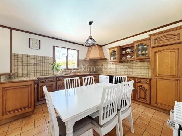 Villeneuve-le-Roi – Maison familiale d’environ 151 m² habitables avec piscine et sous-sol total, située dans un quartier résidentiel recherché.

Découvrez cette charmante maison aux beaux volumes, complétée par un appartement 2 pièces indépendant attenant.

Dès l’entrée, vous serez séduit par une vaste pièce de vie en L comprenant un séjour avec cheminée, un espace salle à manger et une cuisine ouverte. L’ensemble bénéficie d’un accès direct au jardin et à la terrasse.

Toujours au rez-de-chaussée, vous trouverez une chambre avec salle d’eau et WC.

À l’étage, l’espace nuit se compose de trois belles chambres, d’une salle de bains équipée d’une baignoire balnéo ainsi que d’un WC indépendant.

Atout supplémentaire de cette propriété : un appartement 2 pièces avec accès indépendant depuis l’extérieur, tout en restant communicant avec la maison principale. Il comprend une pièce de vie avec les arrivées nécessaires à l’installation d’une cuisine, ainsi qu’à l’étage une chambre en mezzanine et une salle d’eau avec WC.

Cet espace est idéal pour une profession libérale, le télétravail, l’accueil d’une fille au pair ou encore un projet locatif de type Airbnb.

À l’extérieur, profitez d’une piscine chauffée et d’un agréable jardin, parfaits pour vos futurs dimanches ensoleillés en famille ou entre amis.

Le sous-sol total constitue un véritable atout supplémentaire. Il comprend un garage pouvant accueillir deux véhicules, une chaufferie, une buanderie ainsi qu'une cave offrant de nombreux espaces de rangement.

À seulement 11 minutes à pied du RER C et 3 minutes des écoles.

Une maison aux multiples possibilités, alliant confort, espace et praticité.
