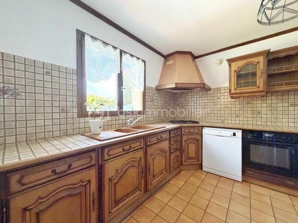 Villeneuve-le-Roi – Maison familiale d’environ 151 m² habitables avec piscine et sous-sol total, située dans un quartier résidentiel recherché.

Découvrez cette charmante maison aux beaux volumes, complétée par un appartement 2 pièces indépendant attenant.

Dès l’entrée, vous serez séduit par une vaste pièce de vie en L comprenant un séjour avec cheminée, un espace salle à manger et une cuisine ouverte. L’ensemble bénéficie d’un accès direct au jardin et à la terrasse.

Toujours au rez-de-chaussée, vous trouverez une chambre avec salle d’eau et WC.

À l’étage, l’espace nuit se compose de trois belles chambres, d’une salle de bains équipée d’une baignoire balnéo ainsi que d’un WC indépendant.

Atout supplémentaire de cette propriété : un appartement 2 pièces avec accès indépendant depuis l’extérieur, tout en restant communicant avec la maison principale. Il comprend une pièce de vie avec les arrivées nécessaires à l’installation d’une cuisine, ainsi qu’à l’étage une chambre en mezzanine et une salle d’eau avec WC.

Cet espace est idéal pour une profession libérale, le télétravail, l’accueil d’une fille au pair ou encore un projet locatif de type Airbnb.

À l’extérieur, profitez d’une piscine chauffée et d’un agréable jardin, parfaits pour vos futurs dimanches ensoleillés en famille ou entre amis.

Le sous-sol total constitue un véritable atout supplémentaire. Il comprend un garage pouvant accueillir deux véhicules, une chaufferie, une buanderie ainsi qu'une cave offrant de nombreux espaces de rangement.

À seulement 11 minutes à pied du RER C et 3 minutes des écoles.

Une maison aux multiples possibilités, alliant confort, espace et praticité.