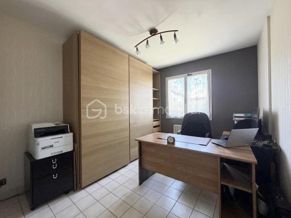 Villeneuve-le-Roi – Maison familiale d’environ 151 m² habitables avec piscine et sous-sol total, située dans un quartier résidentiel recherché.

Découvrez cette charmante maison aux beaux volumes, complétée par un appartement 2 pièces indépendant attenant.

Dès l’entrée, vous serez séduit par une vaste pièce de vie en L comprenant un séjour avec cheminée, un espace salle à manger et une cuisine ouverte. L’ensemble bénéficie d’un accès direct au jardin et à la terrasse.

Toujours au rez-de-chaussée, vous trouverez une chambre avec salle d’eau et WC.

À l’étage, l’espace nuit se compose de trois belles chambres, d’une salle de bains équipée d’une baignoire balnéo ainsi que d’un WC indépendant.

Atout supplémentaire de cette propriété : un appartement 2 pièces avec accès indépendant depuis l’extérieur, tout en restant communicant avec la maison principale. Il comprend une pièce de vie avec les arrivées nécessaires à l’installation d’une cuisine, ainsi qu’à l’étage une chambre en mezzanine et une salle d’eau avec WC.

Cet espace est idéal pour une profession libérale, le télétravail, l’accueil d’une fille au pair ou encore un projet locatif de type Airbnb.

À l’extérieur, profitez d’une piscine chauffée et d’un agréable jardin, parfaits pour vos futurs dimanches ensoleillés en famille ou entre amis.

Le sous-sol total constitue un véritable atout supplémentaire. Il comprend un garage pouvant accueillir deux véhicules, une chaufferie, une buanderie ainsi qu'une cave offrant de nombreux espaces de rangement.

À seulement 11 minutes à pied du RER C et 3 minutes des écoles.

Une maison aux multiples possibilités, alliant confort, espace et praticité.