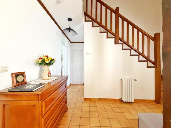 Villeneuve-le-Roi – Maison familiale d’environ 151 m² habitables avec piscine et sous-sol total, située dans un quartier résidentiel recherché.

Découvrez cette charmante maison aux beaux volumes, complétée par un appartement 2 pièces indépendant attenant.

Dès l’entrée, vous serez séduit par une vaste pièce de vie en L comprenant un séjour avec cheminée, un espace salle à manger et une cuisine ouverte. L’ensemble bénéficie d’un accès direct au jardin et à la terrasse.

Toujours au rez-de-chaussée, vous trouverez une chambre avec salle d’eau et WC.

À l’étage, l’espace nuit se compose de trois belles chambres, d’une salle de bains équipée d’une baignoire balnéo ainsi que d’un WC indépendant.

Atout supplémentaire de cette propriété : un appartement 2 pièces avec accès indépendant depuis l’extérieur, tout en restant communicant avec la maison principale. Il comprend une pièce de vie avec les arrivées nécessaires à l’installation d’une cuisine, ainsi qu’à l’étage une chambre en mezzanine et une salle d’eau avec WC.

Cet espace est idéal pour une profession libérale, le télétravail, l’accueil d’une fille au pair ou encore un projet locatif de type Airbnb.

À l’extérieur, profitez d’une piscine chauffée et d’un agréable jardin, parfaits pour vos futurs dimanches ensoleillés en famille ou entre amis.

Le sous-sol total constitue un véritable atout supplémentaire. Il comprend un garage pouvant accueillir deux véhicules, une chaufferie, une buanderie ainsi qu'une cave offrant de nombreux espaces de rangement.

À seulement 11 minutes à pied du RER C et 3 minutes des écoles.

Une maison aux multiples possibilités, alliant confort, espace et praticité.