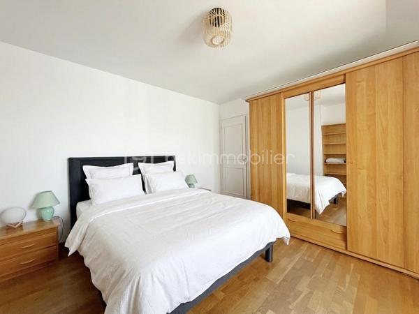 Villeneuve-le-Roi – Maison familiale d’environ 151 m² habitables avec piscine et sous-sol total, située dans un quartier résidentiel recherché.

Découvrez cette charmante maison aux beaux volumes, complétée par un appartement 2 pièces indépendant attenant.

Dès l’entrée, vous serez séduit par une vaste pièce de vie en L comprenant un séjour avec cheminée, un espace salle à manger et une cuisine ouverte. L’ensemble bénéficie d’un accès direct au jardin et à la terrasse.

Toujours au rez-de-chaussée, vous trouverez une chambre avec salle d’eau et WC.

À l’étage, l’espace nuit se compose de trois belles chambres, d’une salle de bains équipée d’une baignoire balnéo ainsi que d’un WC indépendant.

Atout supplémentaire de cette propriété : un appartement 2 pièces avec accès indépendant depuis l’extérieur, tout en restant communicant avec la maison principale. Il comprend une pièce de vie avec les arrivées nécessaires à l’installation d’une cuisine, ainsi qu’à l’étage une chambre en mezzanine et une salle d’eau avec WC.

Cet espace est idéal pour une profession libérale, le télétravail, l’accueil d’une fille au pair ou encore un projet locatif de type Airbnb.

À l’extérieur, profitez d’une piscine chauffée et d’un agréable jardin, parfaits pour vos futurs dimanches ensoleillés en famille ou entre amis.

Le sous-sol total constitue un véritable atout supplémentaire. Il comprend un garage pouvant accueillir deux véhicules, une chaufferie, une buanderie ainsi qu'une cave offrant de nombreux espaces de rangement.

À seulement 11 minutes à pied du RER C et 3 minutes des écoles.

Une maison aux multiples possibilités, alliant confort, espace et praticité.