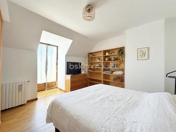 Villeneuve-le-Roi – Maison familiale d’environ 151 m² habitables avec piscine et sous-sol total, située dans un quartier résidentiel recherché.

Découvrez cette charmante maison aux beaux volumes, complétée par un appartement 2 pièces indépendant attenant.

Dès l’entrée, vous serez séduit par une vaste pièce de vie en L comprenant un séjour avec cheminée, un espace salle à manger et une cuisine ouverte. L’ensemble bénéficie d’un accès direct au jardin et à la terrasse.

Toujours au rez-de-chaussée, vous trouverez une chambre avec salle d’eau et WC.

À l’étage, l’espace nuit se compose de trois belles chambres, d’une salle de bains équipée d’une baignoire balnéo ainsi que d’un WC indépendant.

Atout supplémentaire de cette propriété : un appartement 2 pièces avec accès indépendant depuis l’extérieur, tout en restant communicant avec la maison principale. Il comprend une pièce de vie avec les arrivées nécessaires à l’installation d’une cuisine, ainsi qu’à l’étage une chambre en mezzanine et une salle d’eau avec WC.

Cet espace est idéal pour une profession libérale, le télétravail, l’accueil d’une fille au pair ou encore un projet locatif de type Airbnb.

À l’extérieur, profitez d’une piscine chauffée et d’un agréable jardin, parfaits pour vos futurs dimanches ensoleillés en famille ou entre amis.

Le sous-sol total constitue un véritable atout supplémentaire. Il comprend un garage pouvant accueillir deux véhicules, une chaufferie, une buanderie ainsi qu'une cave offrant de nombreux espaces de rangement.

À seulement 11 minutes à pied du RER C et 3 minutes des écoles.

Une maison aux multiples possibilités, alliant confort, espace et praticité.