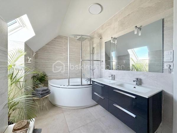 Villeneuve-le-Roi – Maison familiale d’environ 151 m² habitables avec piscine et sous-sol total, située dans un quartier résidentiel recherché.

Découvrez cette charmante maison aux beaux volumes, complétée par un appartement 2 pièces indépendant attenant.

Dès l’entrée, vous serez séduit par une vaste pièce de vie en L comprenant un séjour avec cheminée, un espace salle à manger et une cuisine ouverte. L’ensemble bénéficie d’un accès direct au jardin et à la terrasse.

Toujours au rez-de-chaussée, vous trouverez une chambre avec salle d’eau et WC.

À l’étage, l’espace nuit se compose de trois belles chambres, d’une salle de bains équipée d’une baignoire balnéo ainsi que d’un WC indépendant.

Atout supplémentaire de cette propriété : un appartement 2 pièces avec accès indépendant depuis l’extérieur, tout en restant communicant avec la maison principale. Il comprend une pièce de vie avec les arrivées nécessaires à l’installation d’une cuisine, ainsi qu’à l’étage une chambre en mezzanine et une salle d’eau avec WC.

Cet espace est idéal pour une profession libérale, le télétravail, l’accueil d’une fille au pair ou encore un projet locatif de type Airbnb.

À l’extérieur, profitez d’une piscine chauffée et d’un agréable jardin, parfaits pour vos futurs dimanches ensoleillés en famille ou entre amis.

Le sous-sol total constitue un véritable atout supplémentaire. Il comprend un garage pouvant accueillir deux véhicules, une chaufferie, une buanderie ainsi qu'une cave offrant de nombreux espaces de rangement.

À seulement 11 minutes à pied du RER C et 3 minutes des écoles.

Une maison aux multiples possibilités, alliant confort, espace et praticité.