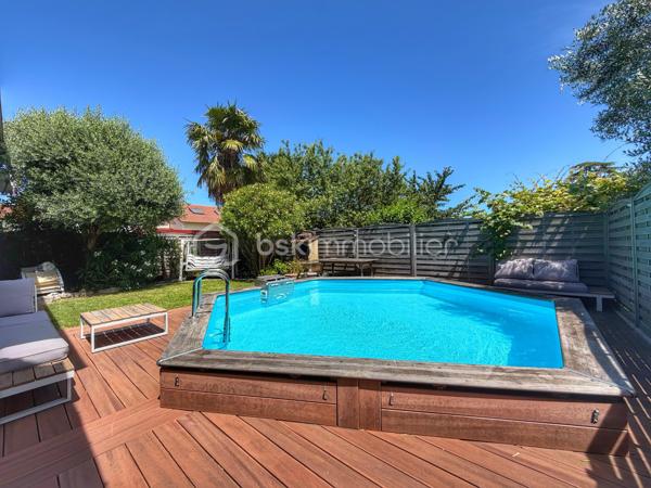 Villeneuve-le-Roi – Maison familiale d’environ 151 m² habitables avec piscine et sous-sol total, située dans un quartier résidentiel recherché.

Découvrez cette charmante maison aux beaux volumes, complétée par un appartement 2 pièces indépendant attenant.

Dès l’entrée, vous serez séduit par une vaste pièce de vie en L comprenant un séjour avec cheminée, un espace salle à manger et une cuisine ouverte. L’ensemble bénéficie d’un accès direct au jardin et à la terrasse.

Toujours au rez-de-chaussée, vous trouverez une chambre avec salle d’eau et WC.

À l’étage, l’espace nuit se compose de trois belles chambres, d’une salle de bains équipée d’une baignoire balnéo ainsi que d’un WC indépendant.

Atout supplémentaire de cette propriété : un appartement 2 pièces avec accès indépendant depuis l’extérieur, tout en restant communicant avec la maison principale. Il comprend une pièce de vie avec les arrivées nécessaires à l’installation d’une cuisine, ainsi qu’à l’étage une chambre en mezzanine et une salle d’eau avec WC.

Cet espace est idéal pour une profession libérale, le télétravail, l’accueil d’une fille au pair ou encore un projet locatif de type Airbnb.

À l’extérieur, profitez d’une piscine chauffée et d’un agréable jardin, parfaits pour vos futurs dimanches ensoleillés en famille ou entre amis.

Le sous-sol total constitue un véritable atout supplémentaire. Il comprend un garage pouvant accueillir deux véhicules, une chaufferie, une buanderie ainsi qu'une cave offrant de nombreux espaces de rangement.

À seulement 11 minutes à pied du RER C et 3 minutes des écoles.

Une maison aux multiples possibilités, alliant confort, espace et praticité.