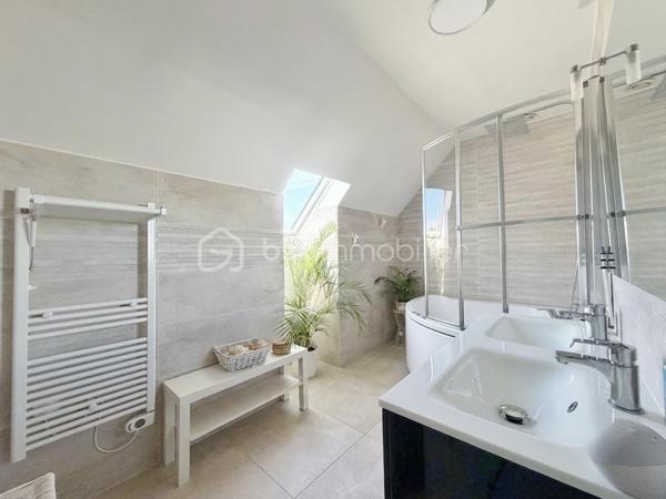 Villeneuve-le-Roi – Maison familiale d’environ 151 m² habitables avec piscine et sous-sol total, située dans un quartier résidentiel recherché.

Découvrez cette charmante maison aux beaux volumes, complétée par un appartement 2 pièces indépendant attenant.

Dès l’entrée, vous serez séduit par une vaste pièce de vie en L comprenant un séjour avec cheminée, un espace salle à manger et une cuisine ouverte. L’ensemble bénéficie d’un accès direct au jardin et à la terrasse.

Toujours au rez-de-chaussée, vous trouverez une chambre avec salle d’eau et WC.

À l’étage, l’espace nuit se compose de trois belles chambres, d’une salle de bains équipée d’une baignoire balnéo ainsi que d’un WC indépendant.

Atout supplémentaire de cette propriété : un appartement 2 pièces avec accès indépendant depuis l’extérieur, tout en restant communicant avec la maison principale. Il comprend une pièce de vie avec les arrivées nécessaires à l’installation d’une cuisine, ainsi qu’à l’étage une chambre en mezzanine et une salle d’eau avec WC.

Cet espace est idéal pour une profession libérale, le télétravail, l’accueil d’une fille au pair ou encore un projet locatif de type Airbnb.

À l’extérieur, profitez d’une piscine chauffée et d’un agréable jardin, parfaits pour vos futurs dimanches ensoleillés en famille ou entre amis.

Le sous-sol total constitue un véritable atout supplémentaire. Il comprend un garage pouvant accueillir deux véhicules, une chaufferie, une buanderie ainsi qu'une cave offrant de nombreux espaces de rangement.

À seulement 11 minutes à pied du RER C et 3 minutes des écoles.

Une maison aux multiples possibilités, alliant confort, espace et praticité.