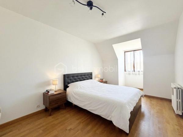 Villeneuve-le-Roi – Maison familiale d’environ 151 m² habitables avec piscine et sous-sol total, située dans un quartier résidentiel recherché.

Découvrez cette charmante maison aux beaux volumes, complétée par un appartement 2 pièces indépendant attenant.

Dès l’entrée, vous serez séduit par une vaste pièce de vie en L comprenant un séjour avec cheminée, un espace salle à manger et une cuisine ouverte. L’ensemble bénéficie d’un accès direct au jardin et à la terrasse.

Toujours au rez-de-chaussée, vous trouverez une chambre avec salle d’eau et WC.

À l’étage, l’espace nuit se compose de trois belles chambres, d’une salle de bains équipée d’une baignoire balnéo ainsi que d’un WC indépendant.

Atout supplémentaire de cette propriété : un appartement 2 pièces avec accès indépendant depuis l’extérieur, tout en restant communicant avec la maison principale. Il comprend une pièce de vie avec les arrivées nécessaires à l’installation d’une cuisine, ainsi qu’à l’étage une chambre en mezzanine et une salle d’eau avec WC.

Cet espace est idéal pour une profession libérale, le télétravail, l’accueil d’une fille au pair ou encore un projet locatif de type Airbnb.

À l’extérieur, profitez d’une piscine chauffée et d’un agréable jardin, parfaits pour vos futurs dimanches ensoleillés en famille ou entre amis.

Le sous-sol total constitue un véritable atout supplémentaire. Il comprend un garage pouvant accueillir deux véhicules, une chaufferie, une buanderie ainsi qu'une cave offrant de nombreux espaces de rangement.

À seulement 11 minutes à pied du RER C et 3 minutes des écoles.

Une maison aux multiples possibilités, alliant confort, espace et praticité.