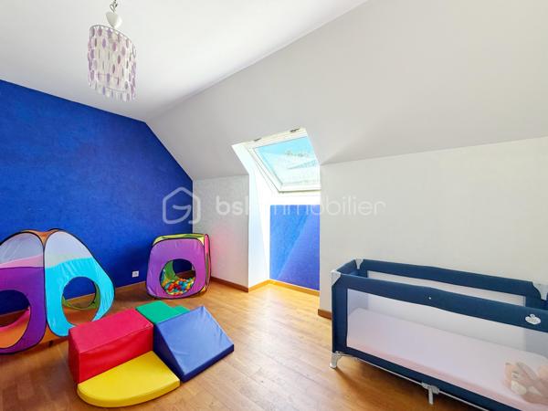 Villeneuve-le-Roi – Maison familiale d’environ 151 m² habitables avec piscine et sous-sol total, située dans un quartier résidentiel recherché.

Découvrez cette charmante maison aux beaux volumes, complétée par un appartement 2 pièces indépendant attenant.

Dès l’entrée, vous serez séduit par une vaste pièce de vie en L comprenant un séjour avec cheminée, un espace salle à manger et une cuisine ouverte. L’ensemble bénéficie d’un accès direct au jardin et à la terrasse.

Toujours au rez-de-chaussée, vous trouverez une chambre avec salle d’eau et WC.

À l’étage, l’espace nuit se compose de trois belles chambres, d’une salle de bains équipée d’une baignoire balnéo ainsi que d’un WC indépendant.

Atout supplémentaire de cette propriété : un appartement 2 pièces avec accès indépendant depuis l’extérieur, tout en restant communicant avec la maison principale. Il comprend une pièce de vie avec les arrivées nécessaires à l’installation d’une cuisine, ainsi qu’à l’étage une chambre en mezzanine et une salle d’eau avec WC.

Cet espace est idéal pour une profession libérale, le télétravail, l’accueil d’une fille au pair ou encore un projet locatif de type Airbnb.

À l’extérieur, profitez d’une piscine chauffée et d’un agréable jardin, parfaits pour vos futurs dimanches ensoleillés en famille ou entre amis.

Le sous-sol total constitue un véritable atout supplémentaire. Il comprend un garage pouvant accueillir deux véhicules, une chaufferie, une buanderie ainsi qu'une cave offrant de nombreux espaces de rangement.

À seulement 11 minutes à pied du RER C et 3 minutes des écoles.

Une maison aux multiples possibilités, alliant confort, espace et praticité.