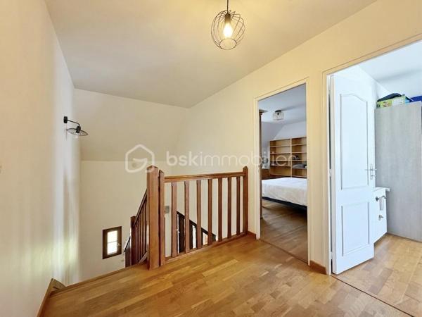 Villeneuve-le-Roi – Maison familiale d’environ 151 m² habitables avec piscine et sous-sol total, située dans un quartier résidentiel recherché.

Découvrez cette charmante maison aux beaux volumes, complétée par un appartement 2 pièces indépendant attenant.

Dès l’entrée, vous serez séduit par une vaste pièce de vie en L comprenant un séjour avec cheminée, un espace salle à manger et une cuisine ouverte. L’ensemble bénéficie d’un accès direct au jardin et à la terrasse.

Toujours au rez-de-chaussée, vous trouverez une chambre avec salle d’eau et WC.

À l’étage, l’espace nuit se compose de trois belles chambres, d’une salle de bains équipée d’une baignoire balnéo ainsi que d’un WC indépendant.

Atout supplémentaire de cette propriété : un appartement 2 pièces avec accès indépendant depuis l’extérieur, tout en restant communicant avec la maison principale. Il comprend une pièce de vie avec les arrivées nécessaires à l’installation d’une cuisine, ainsi qu’à l’étage une chambre en mezzanine et une salle d’eau avec WC.

Cet espace est idéal pour une profession libérale, le télétravail, l’accueil d’une fille au pair ou encore un projet locatif de type Airbnb.

À l’extérieur, profitez d’une piscine chauffée et d’un agréable jardin, parfaits pour vos futurs dimanches ensoleillés en famille ou entre amis.

Le sous-sol total constitue un véritable atout supplémentaire. Il comprend un garage pouvant accueillir deux véhicules, une chaufferie, une buanderie ainsi qu'une cave offrant de nombreux espaces de rangement.

À seulement 11 minutes à pied du RER C et 3 minutes des écoles.

Une maison aux multiples possibilités, alliant confort, espace et praticité.
