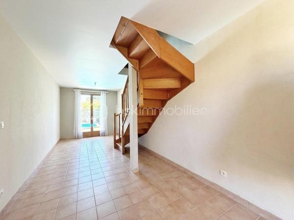 Villeneuve-le-Roi – Maison familiale d’environ 151 m² habitables avec piscine et sous-sol total, située dans un quartier résidentiel recherché.

Découvrez cette charmante maison aux beaux volumes, complétée par un appartement 2 pièces indépendant attenant.

Dès l’entrée, vous serez séduit par une vaste pièce de vie en L comprenant un séjour avec cheminée, un espace salle à manger et une cuisine ouverte. L’ensemble bénéficie d’un accès direct au jardin et à la terrasse.

Toujours au rez-de-chaussée, vous trouverez une chambre avec salle d’eau et WC.

À l’étage, l’espace nuit se compose de trois belles chambres, d’une salle de bains équipée d’une baignoire balnéo ainsi que d’un WC indépendant.

Atout supplémentaire de cette propriété : un appartement 2 pièces avec accès indépendant depuis l’extérieur, tout en restant communicant avec la maison principale. Il comprend une pièce de vie avec les arrivées nécessaires à l’installation d’une cuisine, ainsi qu’à l’étage une chambre en mezzanine et une salle d’eau avec WC.

Cet espace est idéal pour une profession libérale, le télétravail, l’accueil d’une fille au pair ou encore un projet locatif de type Airbnb.

À l’extérieur, profitez d’une piscine chauffée et d’un agréable jardin, parfaits pour vos futurs dimanches ensoleillés en famille ou entre amis.

Le sous-sol total constitue un véritable atout supplémentaire. Il comprend un garage pouvant accueillir deux véhicules, une chaufferie, une buanderie ainsi qu'une cave offrant de nombreux espaces de rangement.

À seulement 11 minutes à pied du RER C et 3 minutes des écoles.

Une maison aux multiples possibilités, alliant confort, espace et praticité.