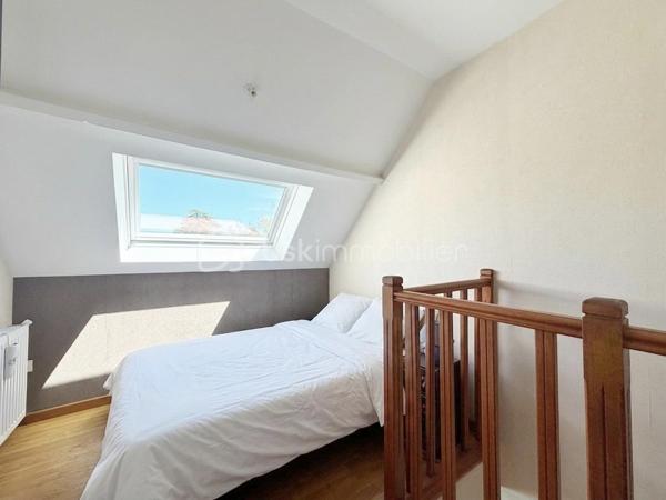 Villeneuve-le-Roi – Maison familiale d’environ 151 m² habitables avec piscine et sous-sol total, située dans un quartier résidentiel recherché.

Découvrez cette charmante maison aux beaux volumes, complétée par un appartement 2 pièces indépendant attenant.

Dès l’entrée, vous serez séduit par une vaste pièce de vie en L comprenant un séjour avec cheminée, un espace salle à manger et une cuisine ouverte. L’ensemble bénéficie d’un accès direct au jardin et à la terrasse.

Toujours au rez-de-chaussée, vous trouverez une chambre avec salle d’eau et WC.

À l’étage, l’espace nuit se compose de trois belles chambres, d’une salle de bains équipée d’une baignoire balnéo ainsi que d’un WC indépendant.

Atout supplémentaire de cette propriété : un appartement 2 pièces avec accès indépendant depuis l’extérieur, tout en restant communicant avec la maison principale. Il comprend une pièce de vie avec les arrivées nécessaires à l’installation d’une cuisine, ainsi qu’à l’étage une chambre en mezzanine et une salle d’eau avec WC.

Cet espace est idéal pour une profession libérale, le télétravail, l’accueil d’une fille au pair ou encore un projet locatif de type Airbnb.

À l’extérieur, profitez d’une piscine chauffée et d’un agréable jardin, parfaits pour vos futurs dimanches ensoleillés en famille ou entre amis.

Le sous-sol total constitue un véritable atout supplémentaire. Il comprend un garage pouvant accueillir deux véhicules, une chaufferie, une buanderie ainsi qu'une cave offrant de nombreux espaces de rangement.

À seulement 11 minutes à pied du RER C et 3 minutes des écoles.

Une maison aux multiples possibilités, alliant confort, espace et praticité.