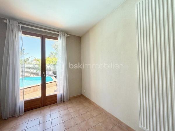 Villeneuve-le-Roi – Maison familiale d’environ 151 m² habitables avec piscine et sous-sol total, située dans un quartier résidentiel recherché.

Découvrez cette charmante maison aux beaux volumes, complétée par un appartement 2 pièces indépendant attenant.

Dès l’entrée, vous serez séduit par une vaste pièce de vie en L comprenant un séjour avec cheminée, un espace salle à manger et une cuisine ouverte. L’ensemble bénéficie d’un accès direct au jardin et à la terrasse.

Toujours au rez-de-chaussée, vous trouverez une chambre avec salle d’eau et WC.

À l’étage, l’espace nuit se compose de trois belles chambres, d’une salle de bains équipée d’une baignoire balnéo ainsi que d’un WC indépendant.

Atout supplémentaire de cette propriété : un appartement 2 pièces avec accès indépendant depuis l’extérieur, tout en restant communicant avec la maison principale. Il comprend une pièce de vie avec les arrivées nécessaires à l’installation d’une cuisine, ainsi qu’à l’étage une chambre en mezzanine et une salle d’eau avec WC.

Cet espace est idéal pour une profession libérale, le télétravail, l’accueil d’une fille au pair ou encore un projet locatif de type Airbnb.

À l’extérieur, profitez d’une piscine chauffée et d’un agréable jardin, parfaits pour vos futurs dimanches ensoleillés en famille ou entre amis.

Le sous-sol total constitue un véritable atout supplémentaire. Il comprend un garage pouvant accueillir deux véhicules, une chaufferie, une buanderie ainsi qu'une cave offrant de nombreux espaces de rangement.

À seulement 11 minutes à pied du RER C et 3 minutes des écoles.

Une maison aux multiples possibilités, alliant confort, espace et praticité.