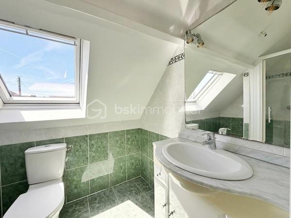 Villeneuve-le-Roi – Maison familiale d’environ 151 m² habitables avec piscine et sous-sol total, située dans un quartier résidentiel recherché.

Découvrez cette charmante maison aux beaux volumes, complétée par un appartement 2 pièces indépendant attenant.

Dès l’entrée, vous serez séduit par une vaste pièce de vie en L comprenant un séjour avec cheminée, un espace salle à manger et une cuisine ouverte. L’ensemble bénéficie d’un accès direct au jardin et à la terrasse.

Toujours au rez-de-chaussée, vous trouverez une chambre avec salle d’eau et WC.

À l’étage, l’espace nuit se compose de trois belles chambres, d’une salle de bains équipée d’une baignoire balnéo ainsi que d’un WC indépendant.

Atout supplémentaire de cette propriété : un appartement 2 pièces avec accès indépendant depuis l’extérieur, tout en restant communicant avec la maison principale. Il comprend une pièce de vie avec les arrivées nécessaires à l’installation d’une cuisine, ainsi qu’à l’étage une chambre en mezzanine et une salle d’eau avec WC.

Cet espace est idéal pour une profession libérale, le télétravail, l’accueil d’une fille au pair ou encore un projet locatif de type Airbnb.

À l’extérieur, profitez d’une piscine chauffée et d’un agréable jardin, parfaits pour vos futurs dimanches ensoleillés en famille ou entre amis.

Le sous-sol total constitue un véritable atout supplémentaire. Il comprend un garage pouvant accueillir deux véhicules, une chaufferie, une buanderie ainsi qu'une cave offrant de nombreux espaces de rangement.

À seulement 11 minutes à pied du RER C et 3 minutes des écoles.

Une maison aux multiples possibilités, alliant confort, espace et praticité.
