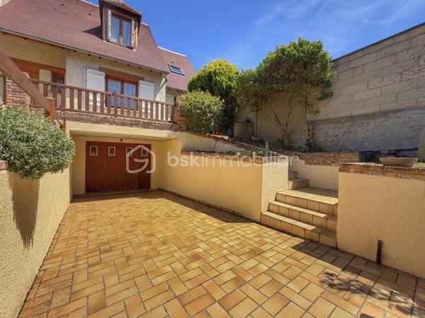 Villeneuve-le-Roi – Maison familiale d’environ 151 m² habitables avec piscine et sous-sol total, située dans un quartier résidentiel recherché.

Découvrez cette charmante maison aux beaux volumes, complétée par un appartement 2 pièces indépendant attenant.

Dès l’entrée, vous serez séduit par une vaste pièce de vie en L comprenant un séjour avec cheminée, un espace salle à manger et une cuisine ouverte. L’ensemble bénéficie d’un accès direct au jardin et à la terrasse.

Toujours au rez-de-chaussée, vous trouverez une chambre avec salle d’eau et WC.

À l’étage, l’espace nuit se compose de trois belles chambres, d’une salle de bains équipée d’une baignoire balnéo ainsi que d’un WC indépendant.

Atout supplémentaire de cette propriété : un appartement 2 pièces avec accès indépendant depuis l’extérieur, tout en restant communicant avec la maison principale. Il comprend une pièce de vie avec les arrivées nécessaires à l’installation d’une cuisine, ainsi qu’à l’étage une chambre en mezzanine et une salle d’eau avec WC.

Cet espace est idéal pour une profession libérale, le télétravail, l’accueil d’une fille au pair ou encore un projet locatif de type Airbnb.

À l’extérieur, profitez d’une piscine chauffée et d’un agréable jardin, parfaits pour vos futurs dimanches ensoleillés en famille ou entre amis.

Le sous-sol total constitue un véritable atout supplémentaire. Il comprend un garage pouvant accueillir deux véhicules, une chaufferie, une buanderie ainsi qu'une cave offrant de nombreux espaces de rangement.

À seulement 11 minutes à pied du RER C et 3 minutes des écoles.

Une maison aux multiples possibilités, alliant confort, espace et praticité.