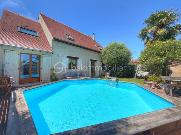 Villeneuve-le-Roi – Maison familiale d’environ 151 m² habitables avec piscine et sous-sol total, située dans un quartier résidentiel recherché.

Découvrez cette charmante maison aux beaux volumes, complétée par un appartement 2 pièces indépendant attenant.

Dès l’entrée, vous serez séduit par une vaste pièce de vie en L comprenant un séjour avec cheminée, un espace salle à manger et une cuisine ouverte. L’ensemble bénéficie d’un accès direct au jardin et à la terrasse.

Toujours au rez-de-chaussée, vous trouverez une chambre avec salle d’eau et WC.

À l’étage, l’espace nuit se compose de trois belles chambres, d’une salle de bains équipée d’une baignoire balnéo ainsi que d’un WC indépendant.

Atout supplémentaire de cette propriété : un appartement 2 pièces avec accès indépendant depuis l’extérieur, tout en restant communicant avec la maison principale. Il comprend une pièce de vie avec les arrivées nécessaires à l’installation d’une cuisine, ainsi qu’à l’étage une chambre en mezzanine et une salle d’eau avec WC.

Cet espace est idéal pour une profession libérale, le télétravail, l’accueil d’une fille au pair ou encore un projet locatif de type Airbnb.

À l’extérieur, profitez d’une piscine chauffée et d’un agréable jardin, parfaits pour vos futurs dimanches ensoleillés en famille ou entre amis.

Le sous-sol total constitue un véritable atout supplémentaire. Il comprend un garage pouvant accueillir deux véhicules, une chaufferie, une buanderie ainsi qu'une cave offrant de nombreux espaces de rangement.

À seulement 11 minutes à pied du RER C et 3 minutes des écoles.

Une maison aux multiples possibilités, alliant confort, espace et praticité.