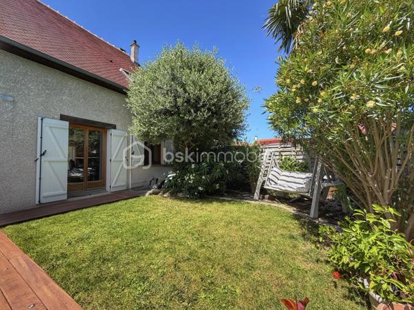 Villeneuve-le-Roi – Maison familiale d’environ 151 m² habitables avec piscine et sous-sol total, située dans un quartier résidentiel recherché.

Découvrez cette charmante maison aux beaux volumes, complétée par un appartement 2 pièces indépendant attenant.

Dès l’entrée, vous serez séduit par une vaste pièce de vie en L comprenant un séjour avec cheminée, un espace salle à manger et une cuisine ouverte. L’ensemble bénéficie d’un accès direct au jardin et à la terrasse.

Toujours au rez-de-chaussée, vous trouverez une chambre avec salle d’eau et WC.

À l’étage, l’espace nuit se compose de trois belles chambres, d’une salle de bains équipée d’une baignoire balnéo ainsi que d’un WC indépendant.

Atout supplémentaire de cette propriété : un appartement 2 pièces avec accès indépendant depuis l’extérieur, tout en restant communicant avec la maison principale. Il comprend une pièce de vie avec les arrivées nécessaires à l’installation d’une cuisine, ainsi qu’à l’étage une chambre en mezzanine et une salle d’eau avec WC.

Cet espace est idéal pour une profession libérale, le télétravail, l’accueil d’une fille au pair ou encore un projet locatif de type Airbnb.

À l’extérieur, profitez d’une piscine chauffée et d’un agréable jardin, parfaits pour vos futurs dimanches ensoleillés en famille ou entre amis.

Le sous-sol total constitue un véritable atout supplémentaire. Il comprend un garage pouvant accueillir deux véhicules, une chaufferie, une buanderie ainsi qu'une cave offrant de nombreux espaces de rangement.

À seulement 11 minutes à pied du RER C et 3 minutes des écoles.

Une maison aux multiples possibilités, alliant confort, espace et praticité.