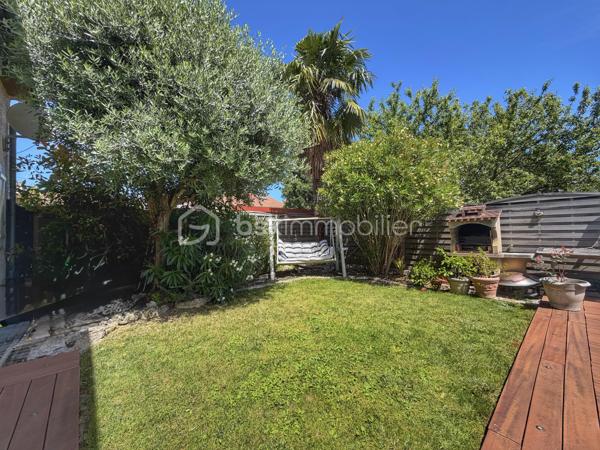 Villeneuve-le-Roi – Maison familiale d’environ 151 m² habitables avec piscine et sous-sol total, située dans un quartier résidentiel recherché.

Découvrez cette charmante maison aux beaux volumes, complétée par un appartement 2 pièces indépendant attenant.

Dès l’entrée, vous serez séduit par une vaste pièce de vie en L comprenant un séjour avec cheminée, un espace salle à manger et une cuisine ouverte. L’ensemble bénéficie d’un accès direct au jardin et à la terrasse.

Toujours au rez-de-chaussée, vous trouverez une chambre avec salle d’eau et WC.

À l’étage, l’espace nuit se compose de trois belles chambres, d’une salle de bains équipée d’une baignoire balnéo ainsi que d’un WC indépendant.

Atout supplémentaire de cette propriété : un appartement 2 pièces avec accès indépendant depuis l’extérieur, tout en restant communicant avec la maison principale. Il comprend une pièce de vie avec les arrivées nécessaires à l’installation d’une cuisine, ainsi qu’à l’étage une chambre en mezzanine et une salle d’eau avec WC.

Cet espace est idéal pour une profession libérale, le télétravail, l’accueil d’une fille au pair ou encore un projet locatif de type Airbnb.

À l’extérieur, profitez d’une piscine chauffée et d’un agréable jardin, parfaits pour vos futurs dimanches ensoleillés en famille ou entre amis.

Le sous-sol total constitue un véritable atout supplémentaire. Il comprend un garage pouvant accueillir deux véhicules, une chaufferie, une buanderie ainsi qu'une cave offrant de nombreux espaces de rangement.

À seulement 11 minutes à pied du RER C et 3 minutes des écoles.

Une maison aux multiples possibilités, alliant confort, espace et praticité.