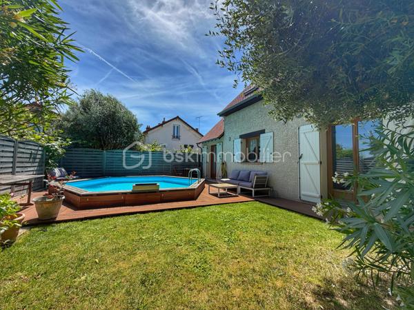 Villeneuve-le-Roi – Maison familiale d’environ 151 m² habitables avec piscine et sous-sol total, située dans un quartier résidentiel recherché.

Découvrez cette charmante maison aux beaux volumes, complétée par un appartement 2 pièces indépendant attenant.

Dès l’entrée, vous serez séduit par une vaste pièce de vie en L comprenant un séjour avec cheminée, un espace salle à manger et une cuisine ouverte. L’ensemble bénéficie d’un accès direct au jardin et à la terrasse.

Toujours au rez-de-chaussée, vous trouverez une chambre avec salle d’eau et WC.

À l’étage, l’espace nuit se compose de trois belles chambres, d’une salle de bains équipée d’une baignoire balnéo ainsi que d’un WC indépendant.

Atout supplémentaire de cette propriété : un appartement 2 pièces avec accès indépendant depuis l’extérieur, tout en restant communicant avec la maison principale. Il comprend une pièce de vie avec les arrivées nécessaires à l’installation d’une cuisine, ainsi qu’à l’étage une chambre en mezzanine et une salle d’eau avec WC.

Cet espace est idéal pour une profession libérale, le télétravail, l’accueil d’une fille au pair ou encore un projet locatif de type Airbnb.

À l’extérieur, profitez d’une piscine chauffée et d’un agréable jardin, parfaits pour vos futurs dimanches ensoleillés en famille ou entre amis.

Le sous-sol total constitue un véritable atout supplémentaire. Il comprend un garage pouvant accueillir deux véhicules, une chaufferie, une buanderie ainsi qu'une cave offrant de nombreux espaces de rangement.

À seulement 11 minutes à pied du RER C et 3 minutes des écoles.

Une maison aux multiples possibilités, alliant confort, espace et praticité.