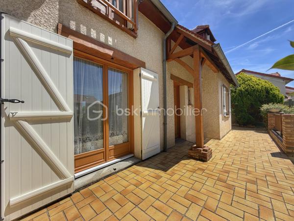 Villeneuve-le-Roi – Maison familiale d’environ 151 m² habitables avec piscine et sous-sol total, située dans un quartier résidentiel recherché.

Découvrez cette charmante maison aux beaux volumes, complétée par un appartement 2 pièces indépendant attenant.

Dès l’entrée, vous serez séduit par une vaste pièce de vie en L comprenant un séjour avec cheminée, un espace salle à manger et une cuisine ouverte. L’ensemble bénéficie d’un accès direct au jardin et à la terrasse.

Toujours au rez-de-chaussée, vous trouverez une chambre avec salle d’eau et WC.

À l’étage, l’espace nuit se compose de trois belles chambres, d’une salle de bains équipée d’une baignoire balnéo ainsi que d’un WC indépendant.

Atout supplémentaire de cette propriété : un appartement 2 pièces avec accès indépendant depuis l’extérieur, tout en restant communicant avec la maison principale. Il comprend une pièce de vie avec les arrivées nécessaires à l’installation d’une cuisine, ainsi qu’à l’étage une chambre en mezzanine et une salle d’eau avec WC.

Cet espace est idéal pour une profession libérale, le télétravail, l’accueil d’une fille au pair ou encore un projet locatif de type Airbnb.

À l’extérieur, profitez d’une piscine chauffée et d’un agréable jardin, parfaits pour vos futurs dimanches ensoleillés en famille ou entre amis.

Le sous-sol total constitue un véritable atout supplémentaire. Il comprend un garage pouvant accueillir deux véhicules, une chaufferie, une buanderie ainsi qu'une cave offrant de nombreux espaces de rangement.

À seulement 11 minutes à pied du RER C et 3 minutes des écoles.

Une maison aux multiples possibilités, alliant confort, espace et praticité.