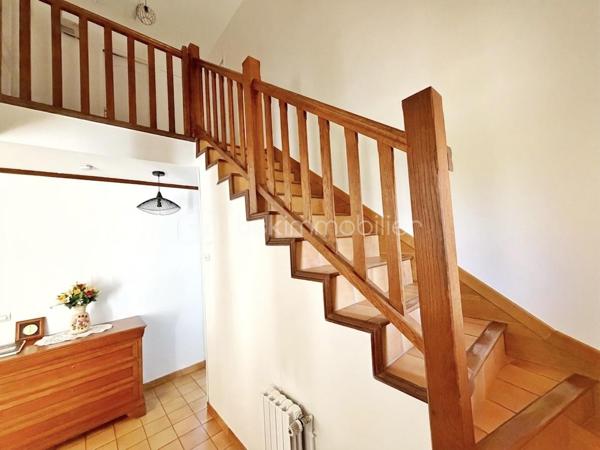 Villeneuve-le-Roi – Maison familiale d’environ 151 m² habitables avec piscine et sous-sol total, située dans un quartier résidentiel recherché.

Découvrez cette charmante maison aux beaux volumes, complétée par un appartement 2 pièces indépendant attenant.

Dès l’entrée, vous serez séduit par une vaste pièce de vie en L comprenant un séjour avec cheminée, un espace salle à manger et une cuisine ouverte. L’ensemble bénéficie d’un accès direct au jardin et à la terrasse.

Toujours au rez-de-chaussée, vous trouverez une chambre avec salle d’eau et WC.

À l’étage, l’espace nuit se compose de trois belles chambres, d’une salle de bains équipée d’une baignoire balnéo ainsi que d’un WC indépendant.

Atout supplémentaire de cette propriété : un appartement 2 pièces avec accès indépendant depuis l’extérieur, tout en restant communicant avec la maison principale. Il comprend une pièce de vie avec les arrivées nécessaires à l’installation d’une cuisine, ainsi qu’à l’étage une chambre en mezzanine et une salle d’eau avec WC.

Cet espace est idéal pour une profession libérale, le télétravail, l’accueil d’une fille au pair ou encore un projet locatif de type Airbnb.

À l’extérieur, profitez d’une piscine chauffée et d’un agréable jardin, parfaits pour vos futurs dimanches ensoleillés en famille ou entre amis.

Le sous-sol total constitue un véritable atout supplémentaire. Il comprend un garage pouvant accueillir deux véhicules, une chaufferie, une buanderie ainsi qu'une cave offrant de nombreux espaces de rangement.

À seulement 11 minutes à pied du RER C et 3 minutes des écoles.

Une maison aux multiples possibilités, alliant confort, espace et praticité.