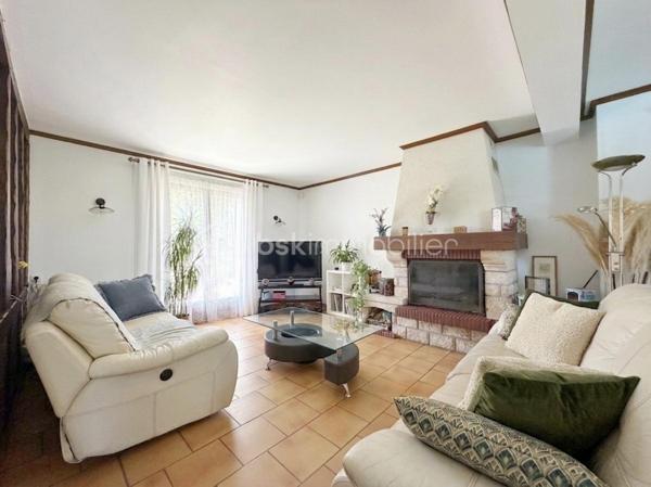 Villeneuve-le-Roi – Maison familiale d’environ 151 m² habitables avec piscine et sous-sol total, située dans un quartier résidentiel recherché.

Découvrez cette charmante maison aux beaux volumes, complétée par un appartement 2 pièces indépendant attenant.

Dès l’entrée, vous serez séduit par une vaste pièce de vie en L comprenant un séjour avec cheminée, un espace salle à manger et une cuisine ouverte. L’ensemble bénéficie d’un accès direct au jardin et à la terrasse.

Toujours au rez-de-chaussée, vous trouverez une chambre avec salle d’eau et WC.

À l’étage, l’espace nuit se compose de trois belles chambres, d’une salle de bains équipée d’une baignoire balnéo ainsi que d’un WC indépendant.

Atout supplémentaire de cette propriété : un appartement 2 pièces avec accès indépendant depuis l’extérieur, tout en restant communicant avec la maison principale. Il comprend une pièce de vie avec les arrivées nécessaires à l’installation d’une cuisine, ainsi qu’à l’étage une chambre en mezzanine et une salle d’eau avec WC.

Cet espace est idéal pour une profession libérale, le télétravail, l’accueil d’une fille au pair ou encore un projet locatif de type Airbnb.

À l’extérieur, profitez d’une piscine chauffée et d’un agréable jardin, parfaits pour vos futurs dimanches ensoleillés en famille ou entre amis.

Le sous-sol total constitue un véritable atout supplémentaire. Il comprend un garage pouvant accueillir deux véhicules, une chaufferie, une buanderie ainsi qu'une cave offrant de nombreux espaces de rangement.

À seulement 11 minutes à pied du RER C et 3 minutes des écoles.

Une maison aux multiples possibilités, alliant confort, espace et praticité.