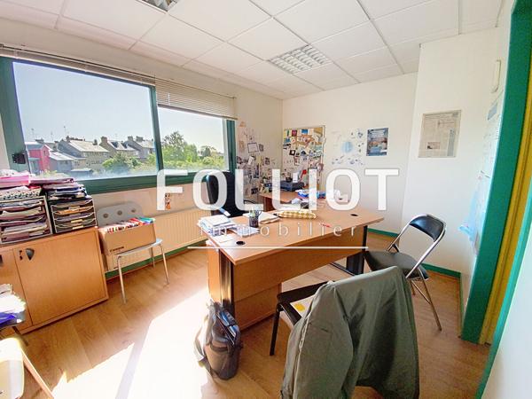 A VENDRE Bureaux 73 m², 2 pièces FOUGERES