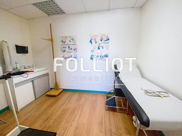 A VENDRE Bureaux 73 m², 2 pièces FOUGERES