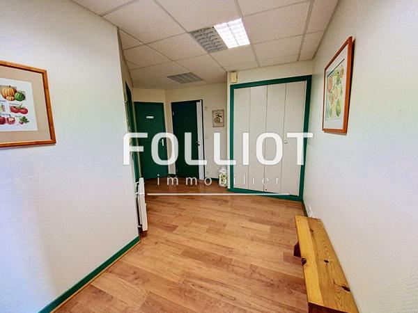 A VENDRE Bureaux 73 m², 2 pièces FOUGERES