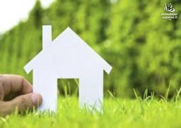 Un terrain à bâtir en ville.