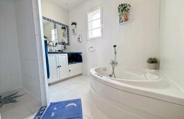 Maison de plain-pied avec jardin arboré, secteur Château d’Olonne, proche du bourg