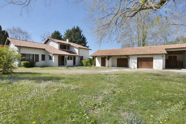 A vendre maison familiale vie de plain-pied avec double garage et grand terrain !