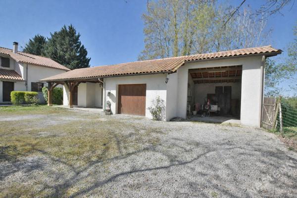 A vendre maison familiale vie de plain-pied avec double garage et grand terrain !