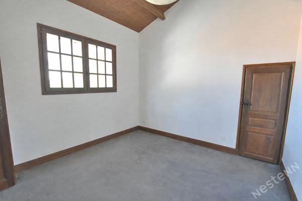 A vendre maison familiale vie de plain-pied avec double garage et grand terrain !