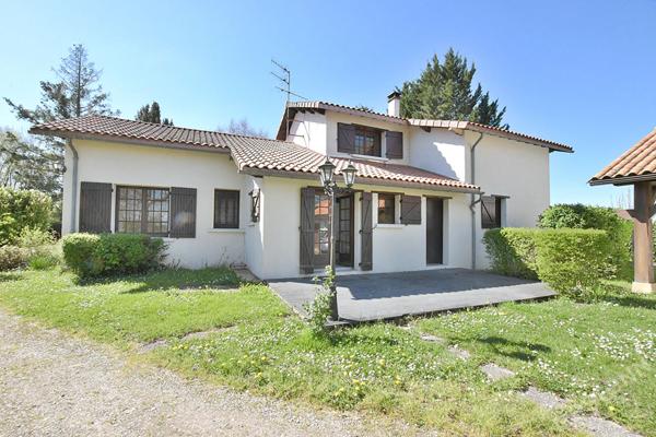 A vendre maison familiale vie de plain-pied avec double garage et grand terrain !