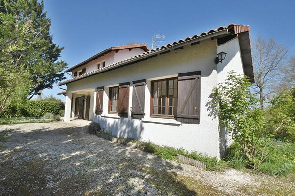 A vendre maison familiale vie de plain-pied avec double garage et grand terrain !