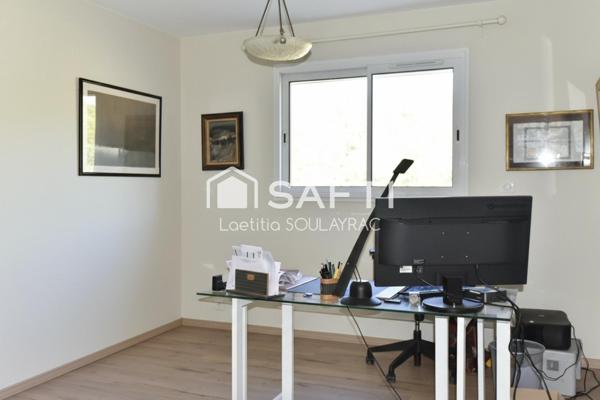 Grande villa de 204 m² avec piscine à Castres.