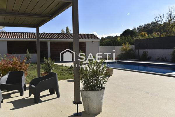 Grande villa de 204 m² avec piscine à Castres.