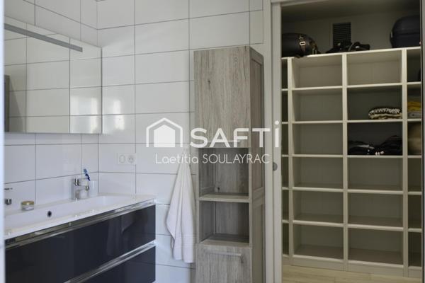 Grande villa de 204 m² avec piscine à Castres.