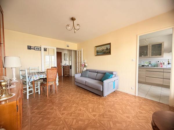Appartement deux pièces de 50m² avec balcon, square des anciennes provinces