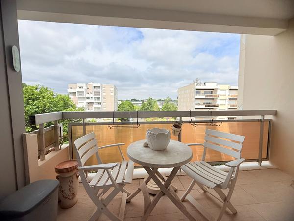 Appartement deux pièces de 50m² avec balcon, square des anciennes provinces
