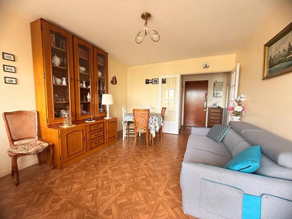 Appartement deux pièces de 50m² avec balcon, square des anciennes provinces