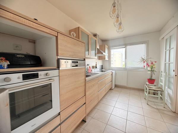 Appartement deux pièces de 50m² avec balcon, square des anciennes provinces