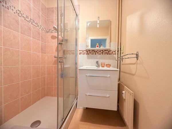 Appartement deux pièces de 50m² avec balcon, square des anciennes provinces