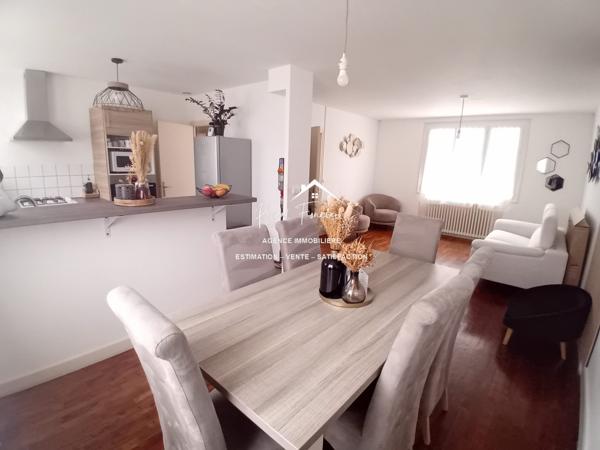 Vue sur l'espace vert et la terrasse arrière